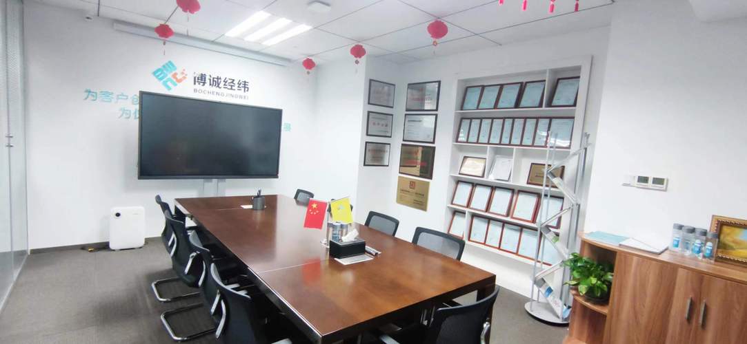 杨光春,公司经营范围包括:电子计算机软件,硬件及外部设备